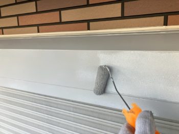 横浜市戸塚区H様邸シャッターボックス塗装上塗り1回目