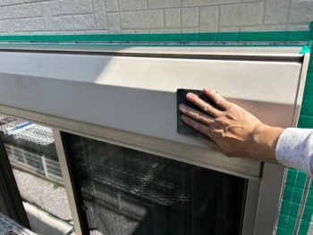横浜市保土ヶ谷区H様邸シャッターボックス塗装前ケレン作業