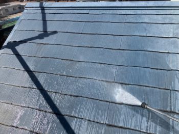 横浜市鶴見区U様邸サーモアイ4F屋根塗装前高圧洗浄作業