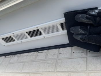 横浜市保土ヶ谷区H様邸軒天換気口塗装前ケレン作業