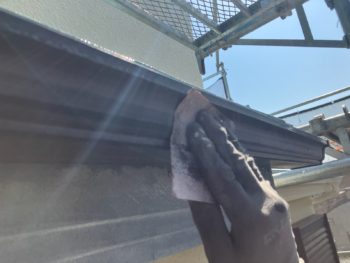 横浜市鶴見区U様邸軒樋塗装前ケレン作業