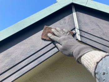 横浜市鶴見区U様邸破風塗装前ケレン作業