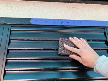 横浜市鶴見区U様邸雨戸塗装前ケレン作業