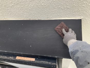 横浜市鶴見区U様邸霧除け庇塗装前ケレン作業