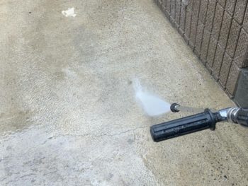 横浜市鶴見区U様邸パーフェクトトップ外壁塗装施工前土間高圧洗浄作業