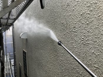 横浜市鶴見区U様邸パーフェクトトップ外壁塗装施工前高圧洗浄作業