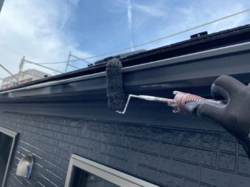 横浜市保土ヶ谷区H様邸軒樋塗装上塗り2回目