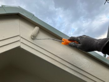 横浜市鶴見区U様邸破風塗装上塗り2回目