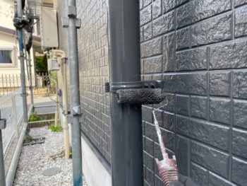 横浜市保土ヶ谷区H様邸竪樋塗装上塗り2回目