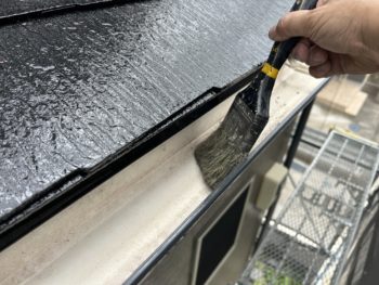 横浜市保土ヶ谷区H様邸パーフェクトトップ外壁塗装後軒樋清掃作業