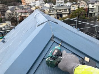 横浜市鶴見区U様邸棟板金塗装前ビス止め作業