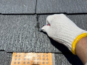 横浜市保土ヶ谷区H様邸ファインパーフェクトベスト屋根塗装前クラック補修作業