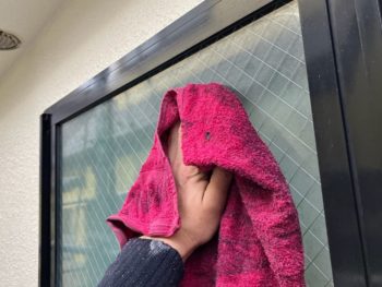 横浜市鶴見区U様邸外壁塗装施工後窓清掃作業