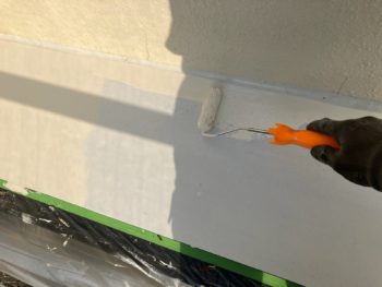 横浜市鶴見区U様邸霧除け庇塗装上塗り1回目