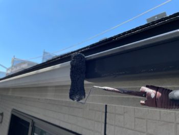横浜市保土ヶ谷区H様邸軒樋塗装上塗り1回目