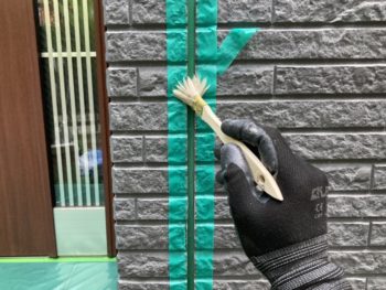 鎌倉市Y様邸シーリング打ち換え前プライマー塗布作業