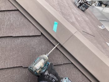 鎌倉市Y様邸棟板金塗装前ビス止め作業