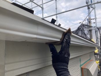 鎌倉市Y様邸軒樋塗装前ケレン作業