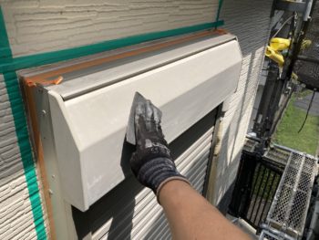 鎌倉市Y様邸シャッターボックス塗装前ケレン作業