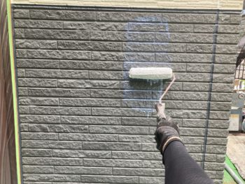 鎌倉市Y様邸パーフェクトセラミックトップG外壁塗装下塗り