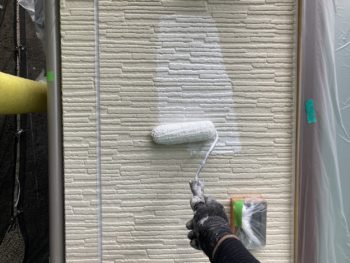 鎌倉市Y様邸パーフェクトセラミックトップG外壁塗装下塗り