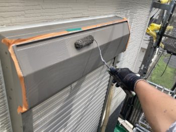 鎌倉市Y様邸シャッターボックス塗装上塗り2回目