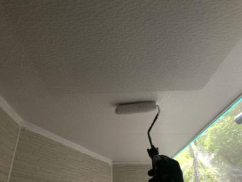 鎌倉市Y様邸軒天塗装上塗り２回目