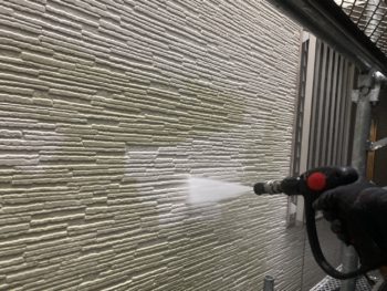 鎌倉市Y様邸パーフェクトセラミックトップG外壁塗装前高圧洗浄作業