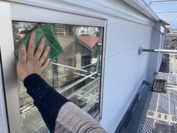 鎌倉市Y様邸外壁塗装後窓清掃作業