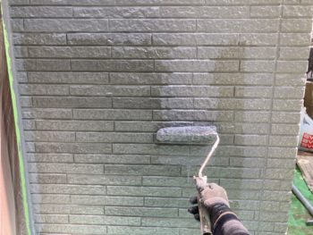 鎌倉市Y様邸パーフェクトセラミックトップG外壁塗装上塗り1回目