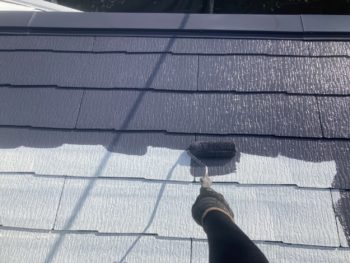 鎌倉市Y様邸サーモアイ4F屋根塗装上塗り1回目