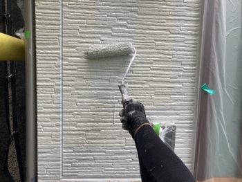 鎌倉市Y様邸パーフェクトセラミックトップG外壁塗装上塗り1回目