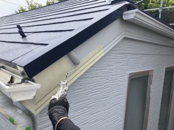 鎌倉市Y様邸破風塗装上塗り1回目