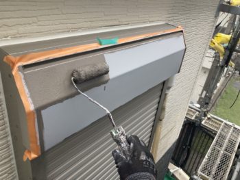 鎌倉市Y様邸シャッターボックス塗装上塗り1回目