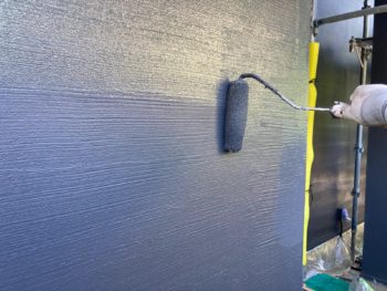 横浜市栄区I様邸パーフェクトトゥルーマット外壁塗装上塗り2回目