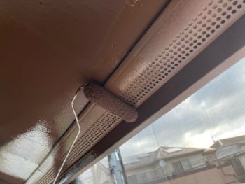 横浜市栄区I様邸軒天換気口塗装上塗り2回目