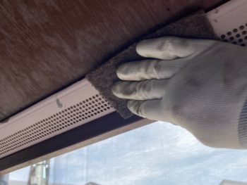 横浜市栄区I様邸軒天換気口塗装前ケレン作業