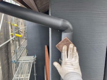 横浜市栄区I様邸竪樋塗装前ケレン作業