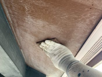 横浜市栄区I様邸軒天塗装前ケレン作業