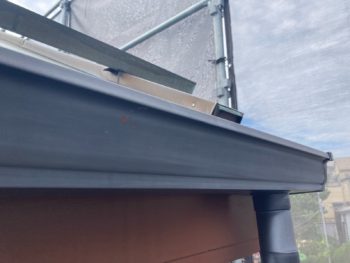 横浜市栄区I様邸軒樋塗装施工前画像