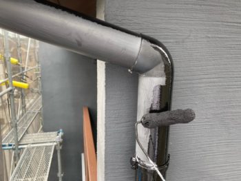 横浜市栄区I様邸竪樋塗装上塗り1回目