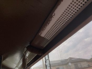 横浜市栄区I様邸軒天換気口塗装上塗り1回目