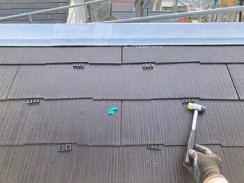 横浜市港南区A様邸ファインパーフェクトベスト屋根塗装タスペーサー挿入作業