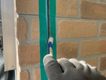 横浜市戸塚区I様邸シーリング打ち換えプライマー塗布作業