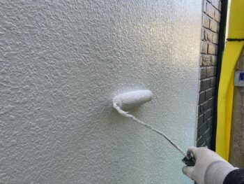 横浜市戸塚区I様邸グランセラトップ1液水性外壁塗装上塗り2回目