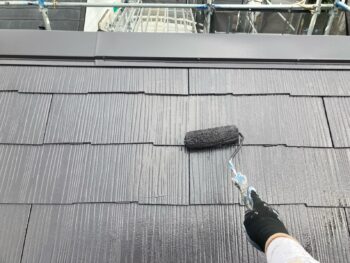 横浜市港南区A様邸ファインパーフェクトベスト屋根塗装上塗り2回目