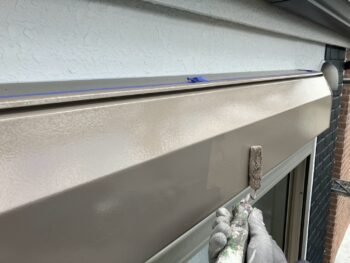 横浜市戸塚区I様邸シャッターボックス塗装上塗り2回目