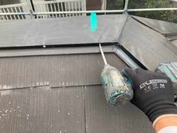 横浜市港南区A様邸棟板金塗装前ビス止め作業