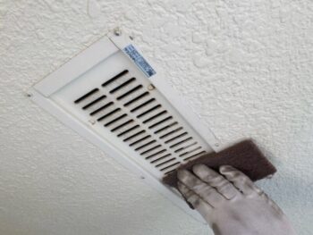 横浜市戸塚区I様邸軒天換気口塗装前ケレン作業