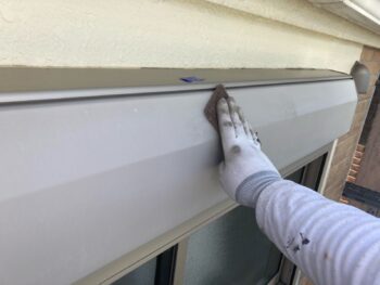横浜市戸塚区I様邸シャッターボックス塗装前ケレン作業